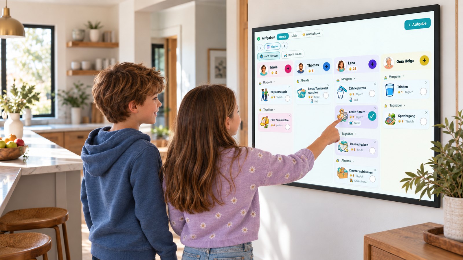 Zwei Kinder stehen in der Küche vor einem Wandtablet mit der FamilyCal-Aufgabenansicht, das Mädchen tippt eine erledigte Aufgabe an